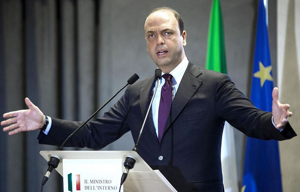 alfano allarga le braccia durante intervento da ministro dell'interno