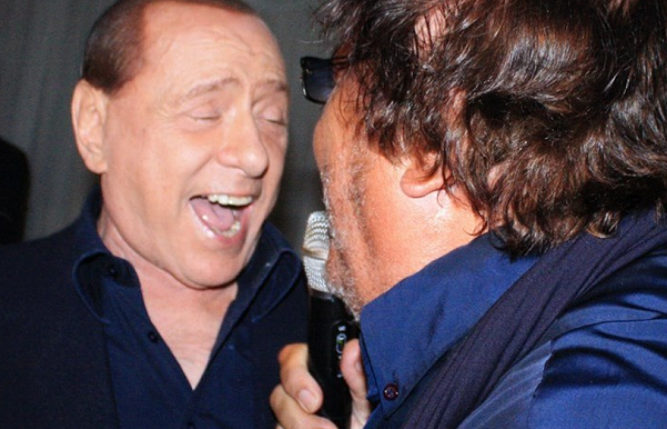 silvio berlusconi con umberto smaila durante una serata di festa