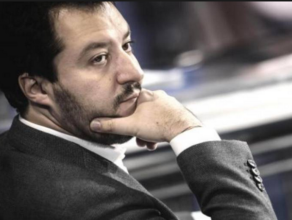 salvini di profilo con una mano sul mento