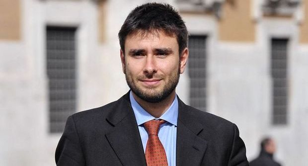 Sondaggi Roma di maio alessandro di battista in primo piano davanti montecitorio