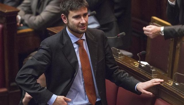 di battista, dentro l'aula di montecitorio di profilo con una mano sul fianco