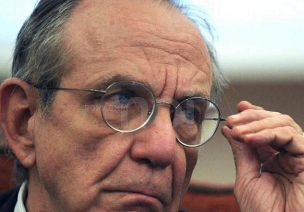 primo piano ministro padoan mentre si sistema montatura degli occhiali