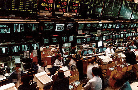forex, immagine di schermi e persone in un Borsa anni '80