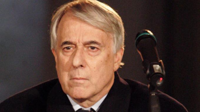 giuliano pisapia in primo piano con fronte aggrottata