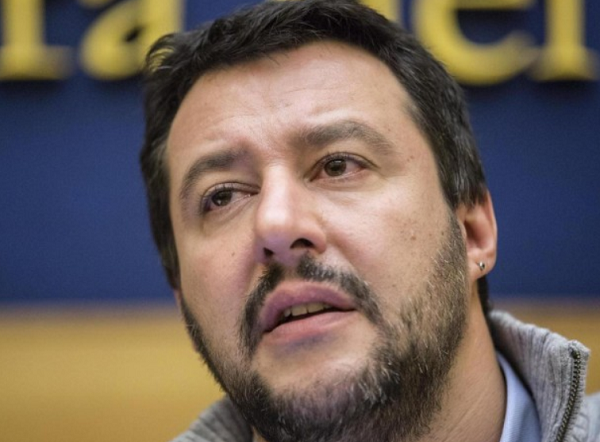 primo piano del segretario della lega salvini alla camera dei deputati