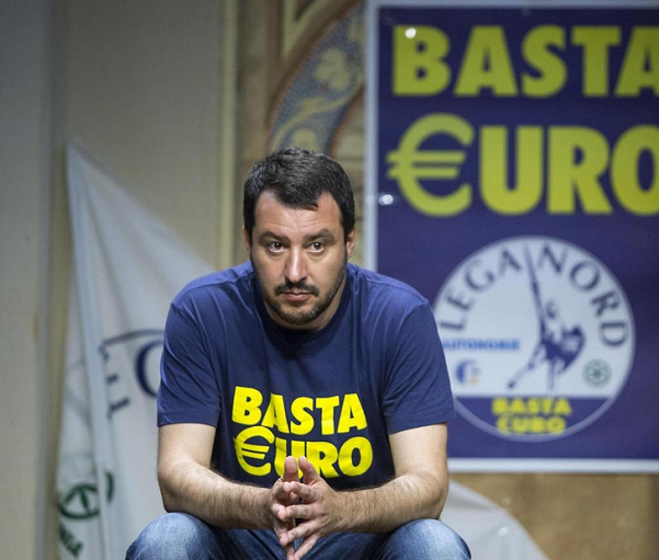 salvini con maglia e manifesto alle spalle basta euro della lega nord