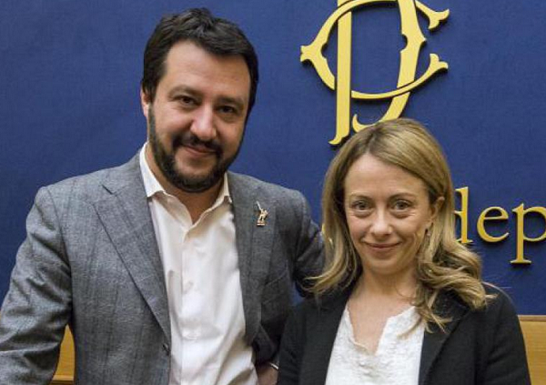 salvini e meloni abbracciati dopo conferenza stampa presso camera dei deputati