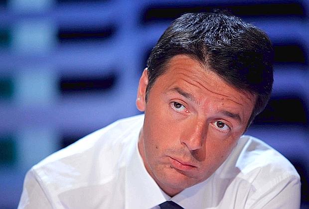 matteo renzi in primo piano con la testa che pende verso destra