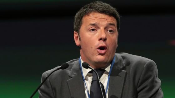 renzi in primo piano con bocca aperta che parla al microfono