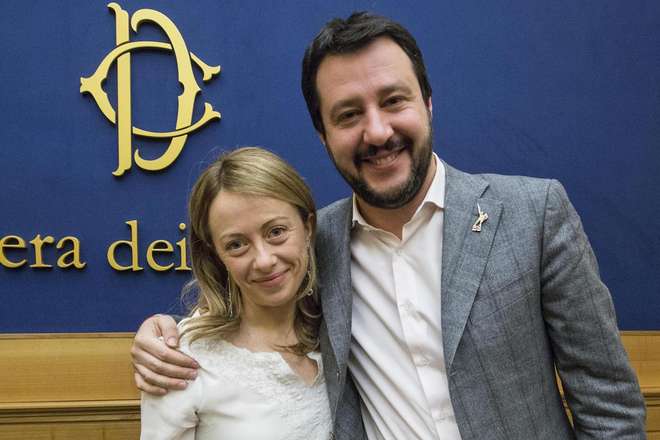 sondaggi elettorali salvini abbraccia meloni in un foto