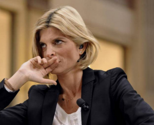 laura ravetto mentre si avvicina una mano al viso