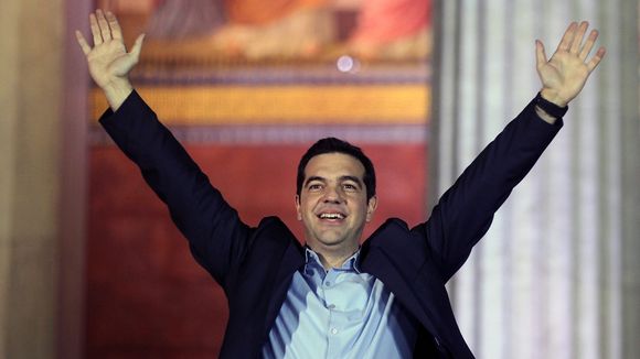 elezioni in Grecia tsipras esulta con braccia aperte