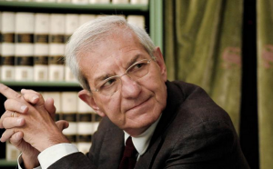 luciano violante di profilo mentre guarda sulla sua sinistra