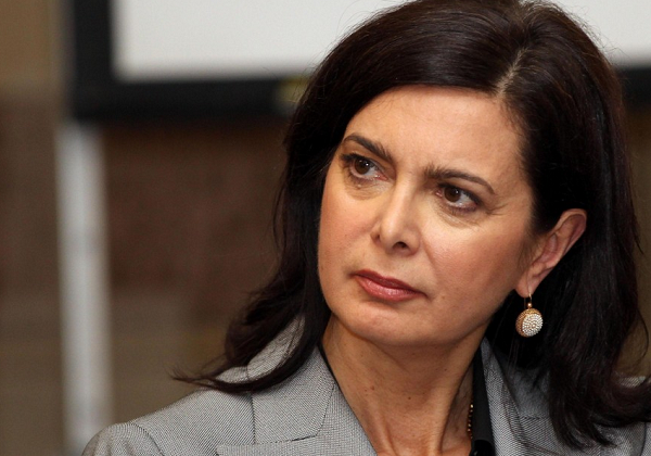 femminicidio laura boldrini con giacca grigia mentre guarda alla sua sinistra