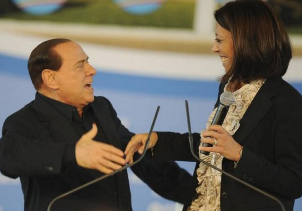 berlusconi mentre sta per abbracciare nunzia de girolamo