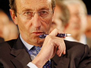 fini con la penna in mano