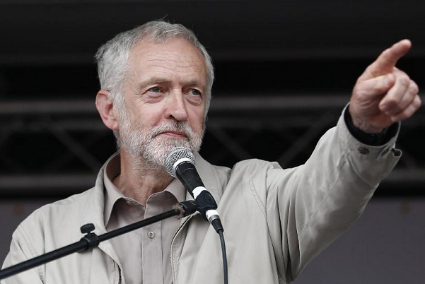 jeremy corbyn durante una pubblica manifestazione