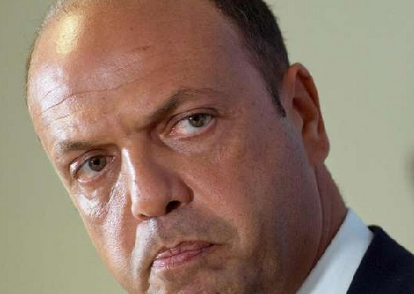 primo piano del ministro dell'interno alfano