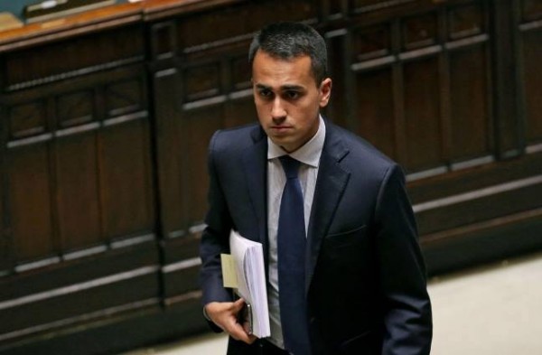 di maio con documenti sotto braccia nell'aula della camera