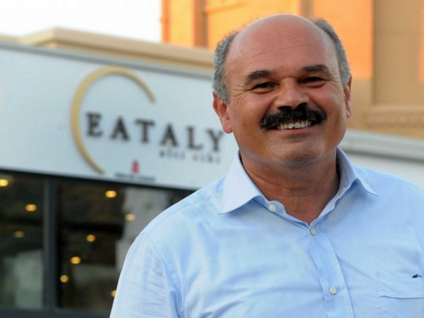 oscar farinetti e sullo sfondo una delle sedi di eataly