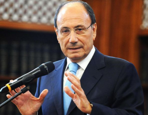renato schifano con le braccia larghe durante un suo intervento