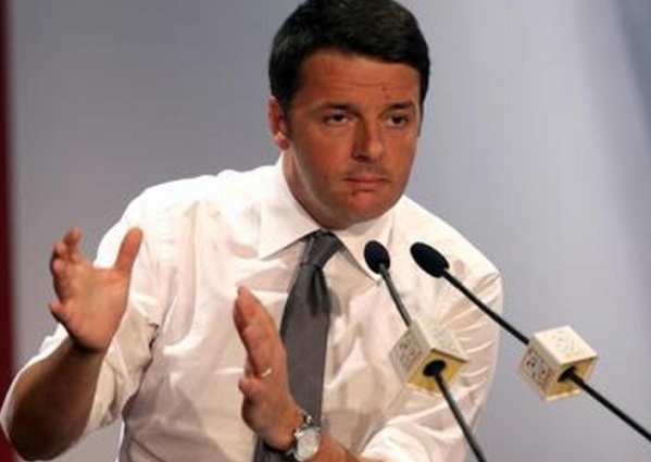 renzi in camicia bianca e cravatta celeste