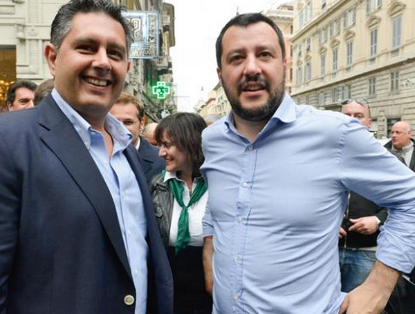 in piazza in camicia celeste il segretario della lega salvini e il presidente della liguria toti