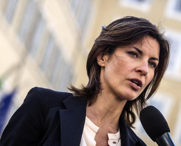 alessandra moretti intervistata in piazza montecitorio