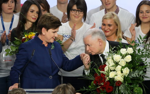 Jarosław Kaczyński fa il baciamano a Beata Maria Szydło dopo la vittoria del partito Prawo i Sprawiedliwość alle elezioni parlamentari 2015 della Polonia