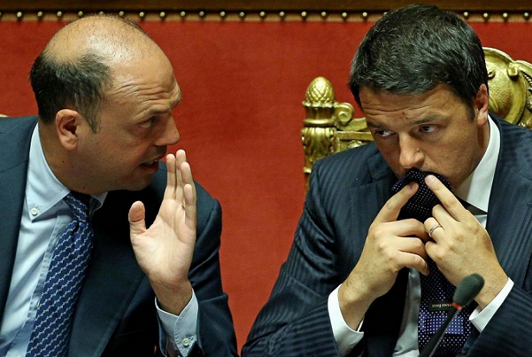 alfano mentre parla a renzi seduto affianco a lui al tavolo del governo