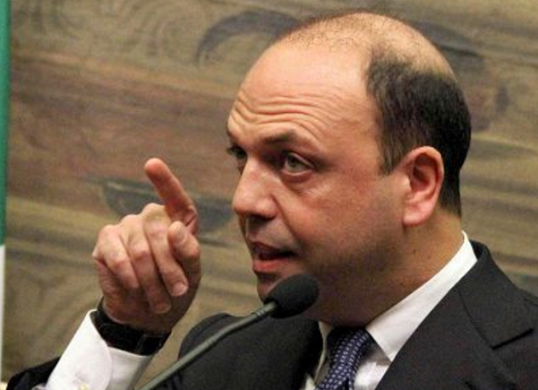 il ministro alfano con l'indice puntato verso la sua destra