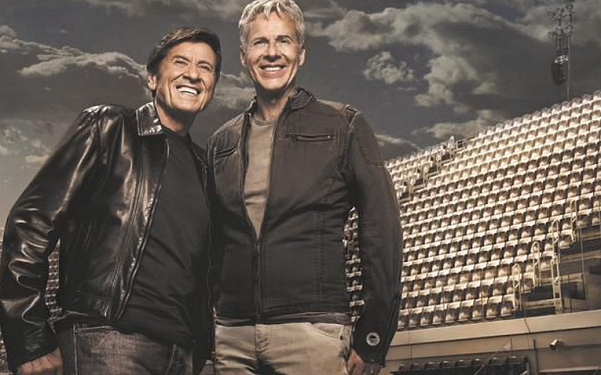 immagine di copertina capitani coraggiosi con baglioni e morandi abbracciati