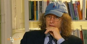 gianroberto casaleggio in primo piano con mano al mento