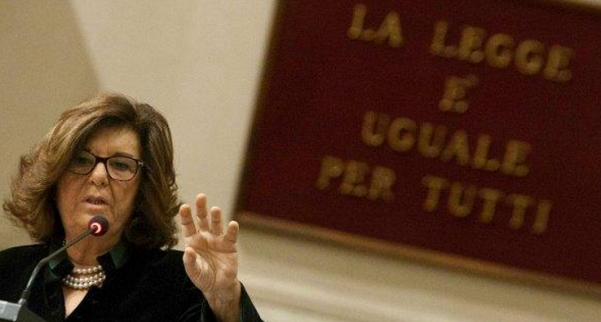 l'ex ministro severino nell'aula di un tribunale con la scritta le legge è uguale per tutti