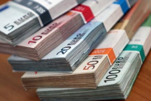 denaro contante suddivisio in 5 10 20 50 e 100 euro