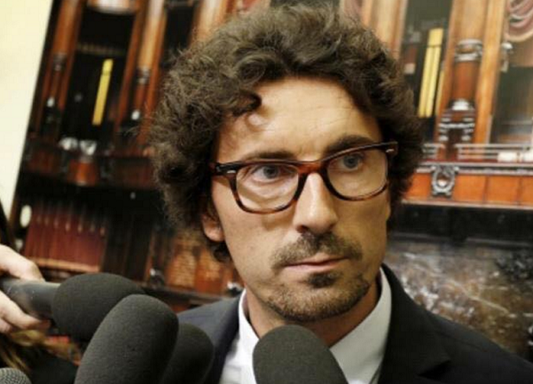 danilo toninelli durante intervista nella sala stampa della camera dei deputati