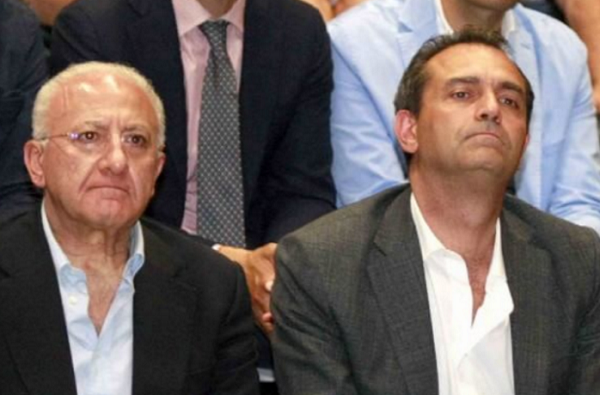 seduti affianco il presidente della regione de luca ed il sindaco di napoli de magistris