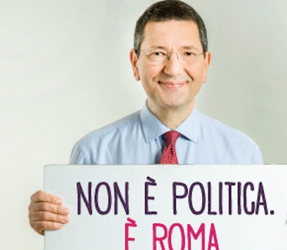 marino con il cartello con la scritta non e politica e roma recita il cartello