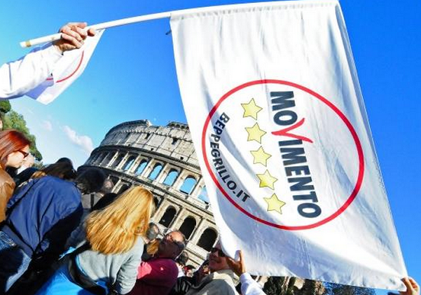 la bandiera del movimento 5 stelle durante una manifestazione nei pressi del colosseo