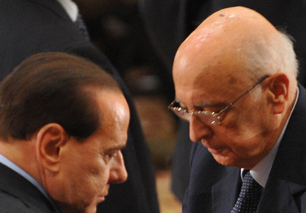 berlusconi col capo chino e di fronte napolitano