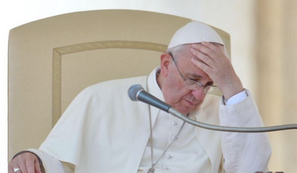 ius soli il papa con una mano sul capo e davanti a se un microfono