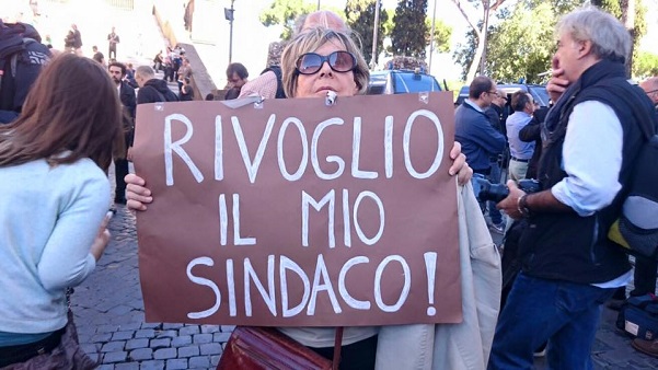 signora con cartello in mano con la scritta rivoglio il mio sindaco