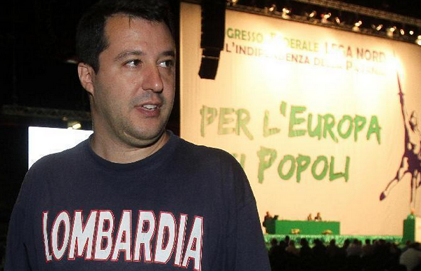 comunali Milano, Matteo Salvini, salvini sulla sinistra e sullo sfondo il palco con la scritta per l'europa dei popoli