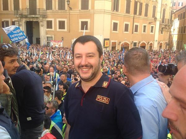 salvini sul palco montato in piazza montecitorio con la maglia con la scritta polizia