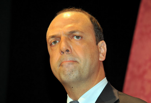 alfano mentre si stringe le labbra