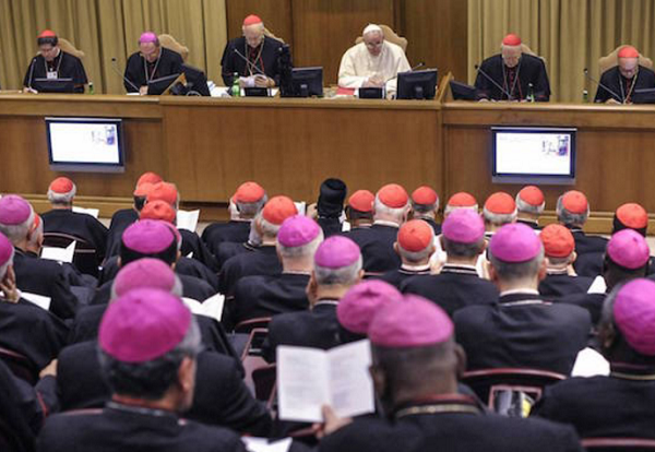 immagine scattata durante il sinodo con papa francesco al tavolo dei relatori
