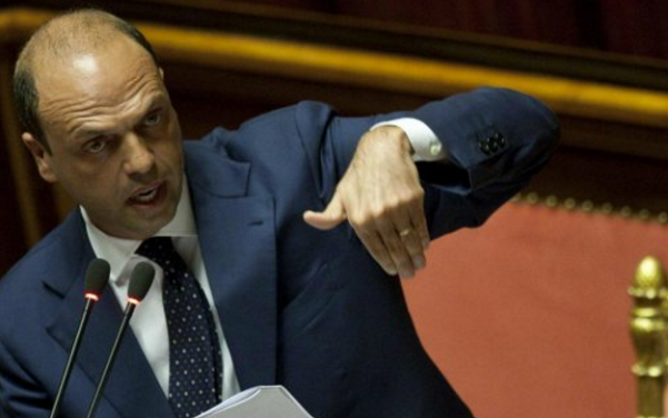 alfano al tavolo del governo con il braccio destro alto