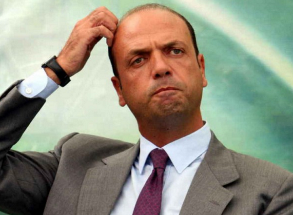 alfano, mafia, corleone, il ministro dell'interno alfano con giacca e cravatta e una mano sul capo