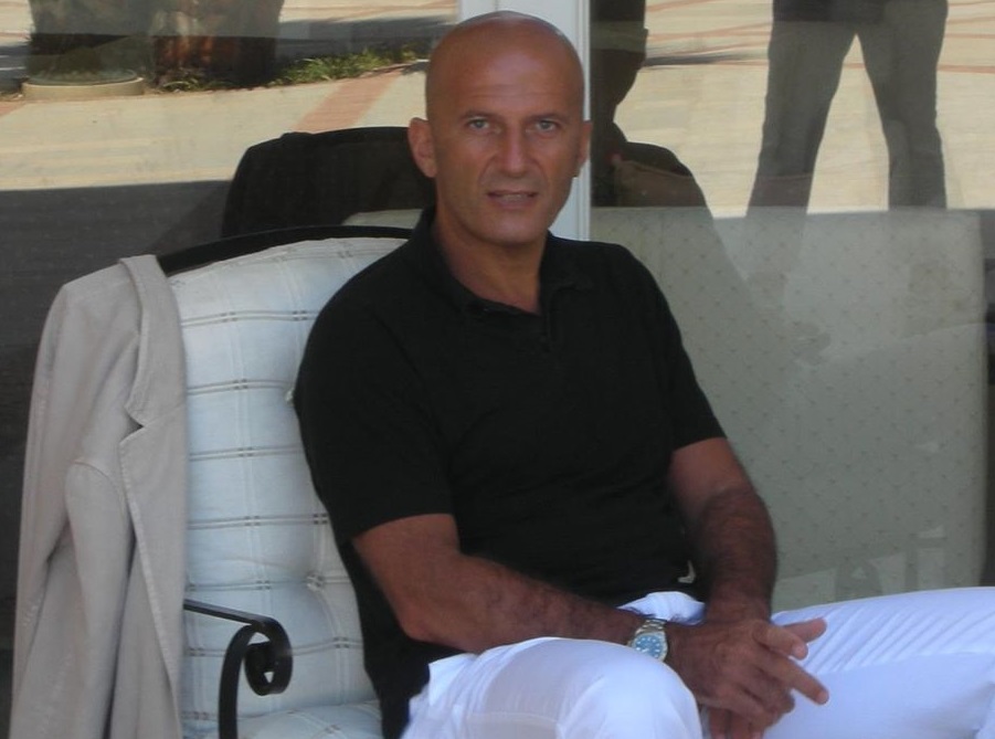 minzolini, forza italia, peculato condanna, il giornalista seduto ad una poltrona in pantaloni lunghi bianchi e t-shirt nera