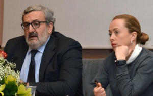 michele emiliano, giorgia meloni, contestazione, università di bari, a sinistra michele emiliano e seduto affianco a lei al tavolo dei relatori di un convegno giorgia meloni